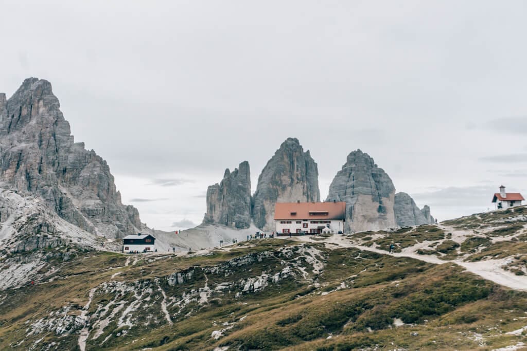 Die Dreizinnenhütte vor Den Drei Zinnen in den Dolomiten