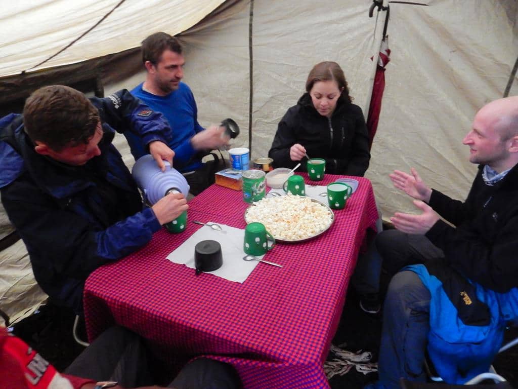 Kilimanjaro-besteigung-tag1 (5) Tee und Popcorn im Camp
