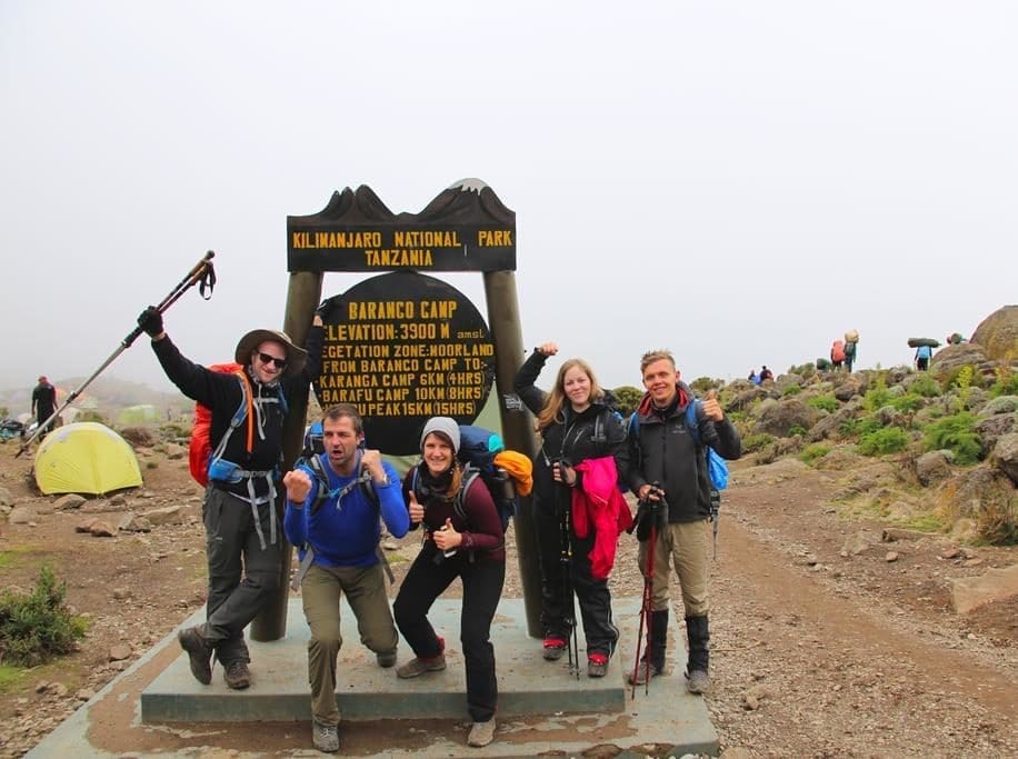 Kilimanjaro-trekking-tag3 (8) Gruppenbild am Baranco Camp