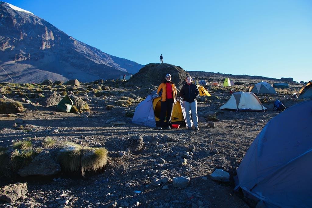 kilimanjaro-trekking-tag4 (12) Genuss der ersten Sonnenstrahlen am Camp