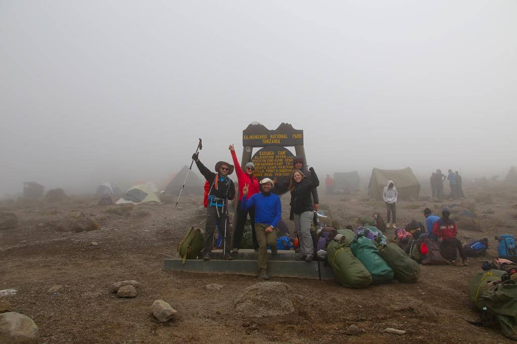 kilimanjaro-trekking-tag4 (4) Bild vor dem Schild im Karanca Camp