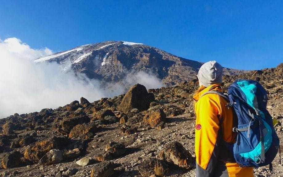 kilimanjaro-trekking-tag4 (7) Lisa mit Blick auf den Kilimanjaro