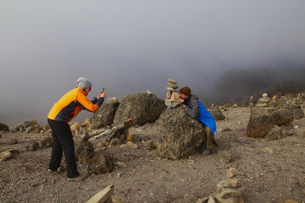 kilimanjaro-trekking-tag4 (8) Fotoshooting vor den Steinmännchen