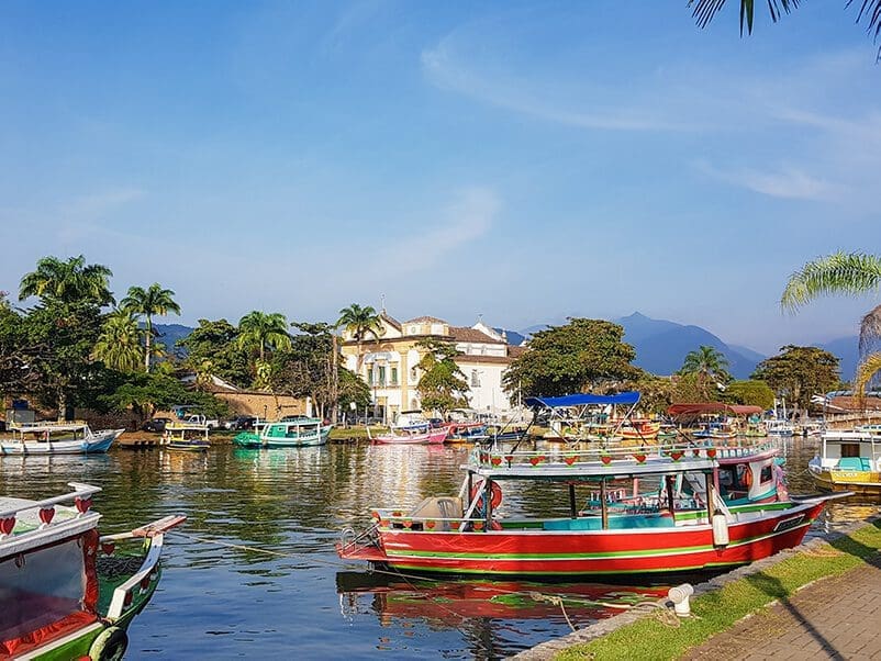 Paraty-Boote Boote im Kanal von Paraty