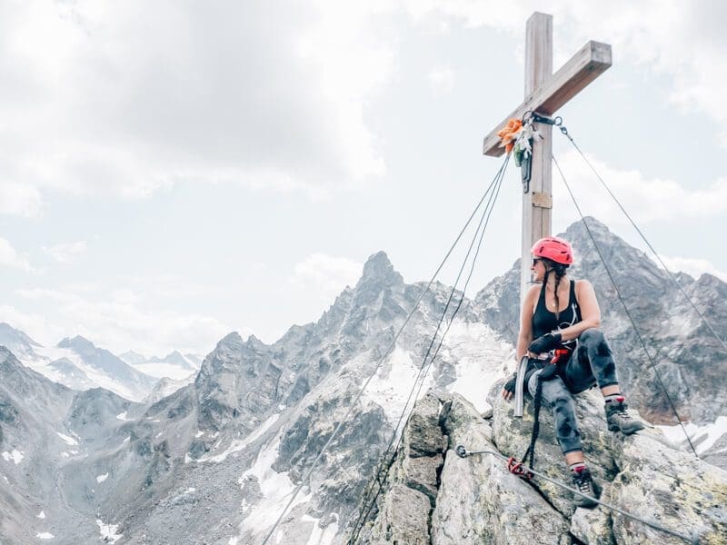 Gletscher und massive Bergflanken