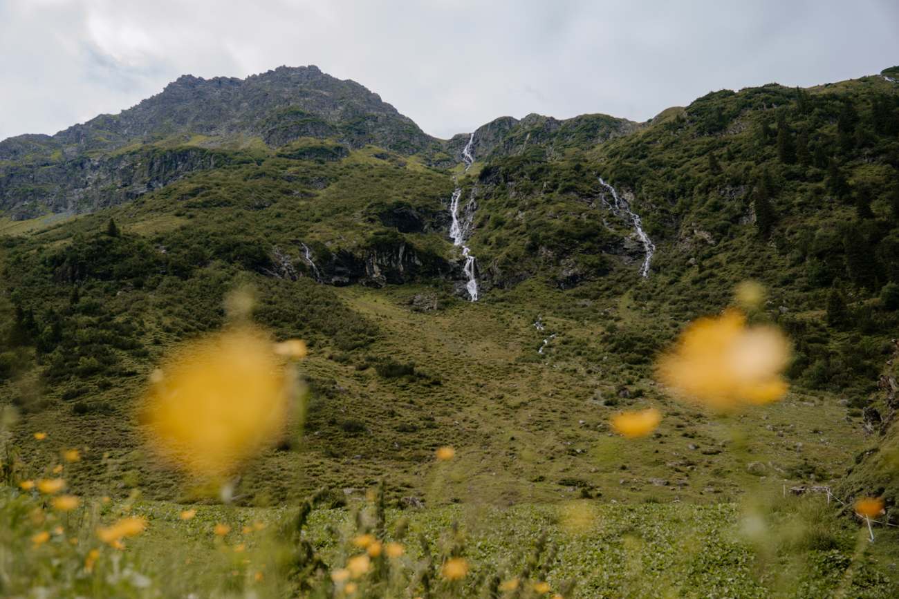 Blick auf den Wasserfall unterhalb des Tilisuna Sees