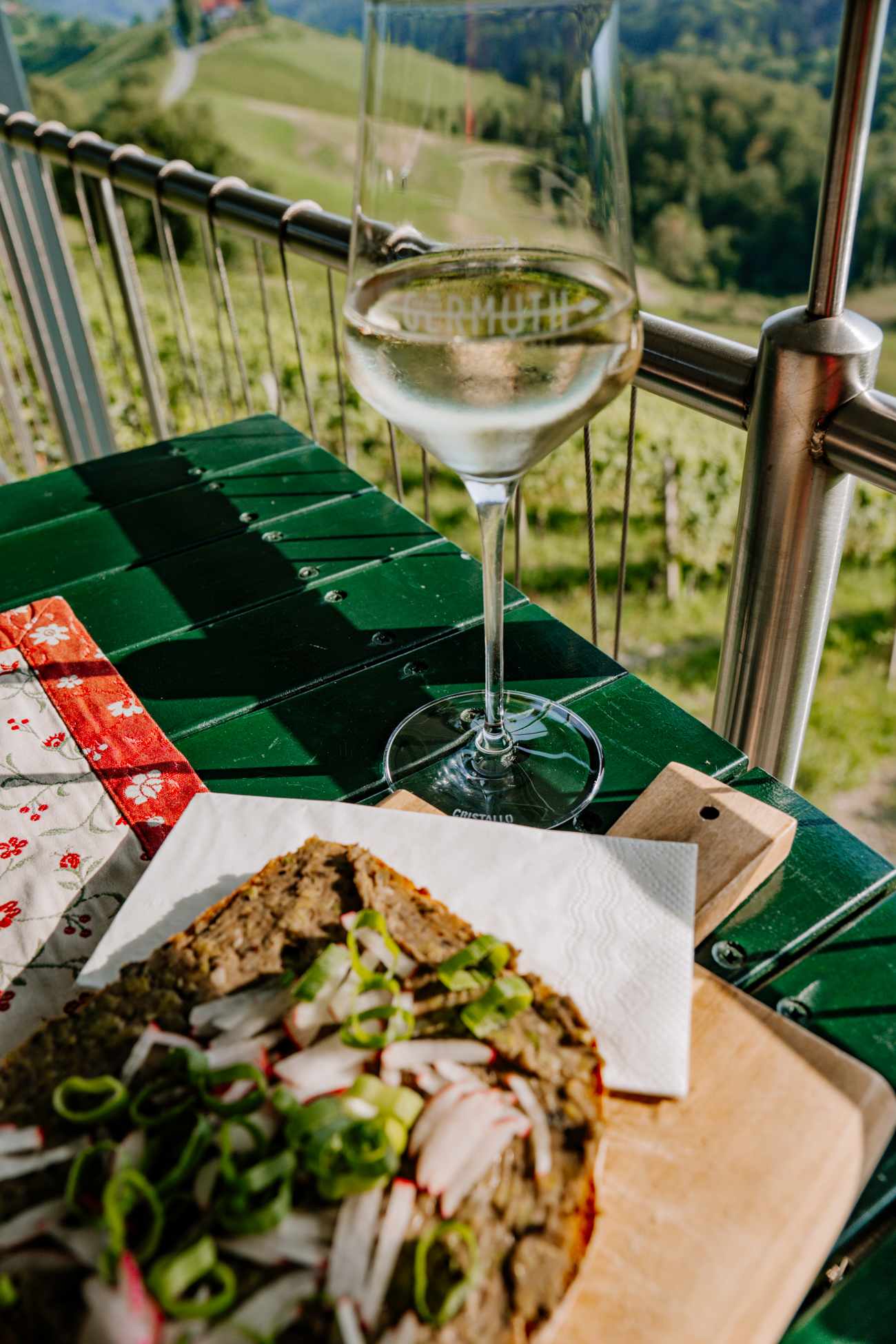 Weingut-Germuth Brettljause und ein Glas Wein in der Buschenschank