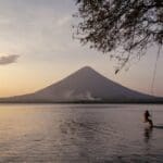 Schaukel über dem Nicaragua See mit Blick auf den Vulkan