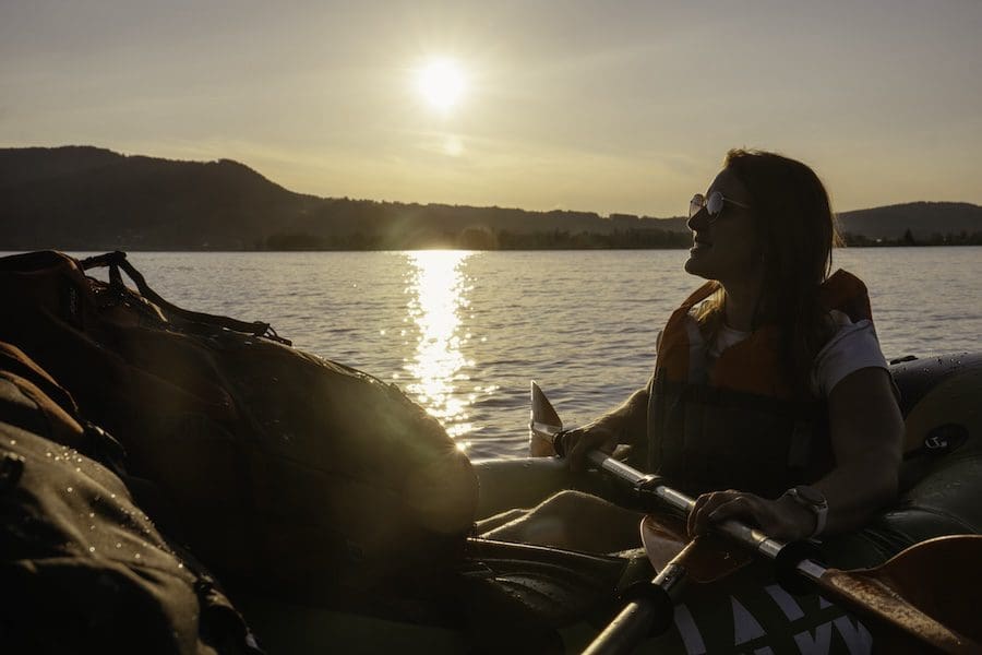 Packraft-Bayern-Lisa_Abenteuermomente47 Sonnenuntergang auf dem Kochelsee während dem Packraft Abenteuer