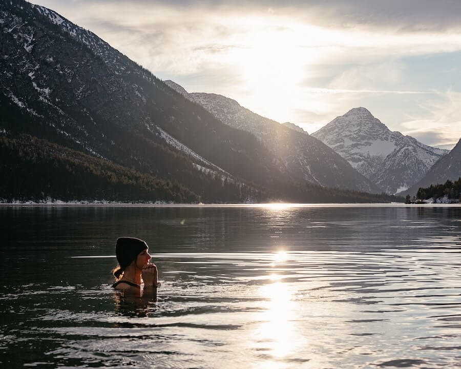 2025-Plansee-Eisbandeh-Lisa-Feucht-Abenteuermomente-8 Eisbaden im Plansee