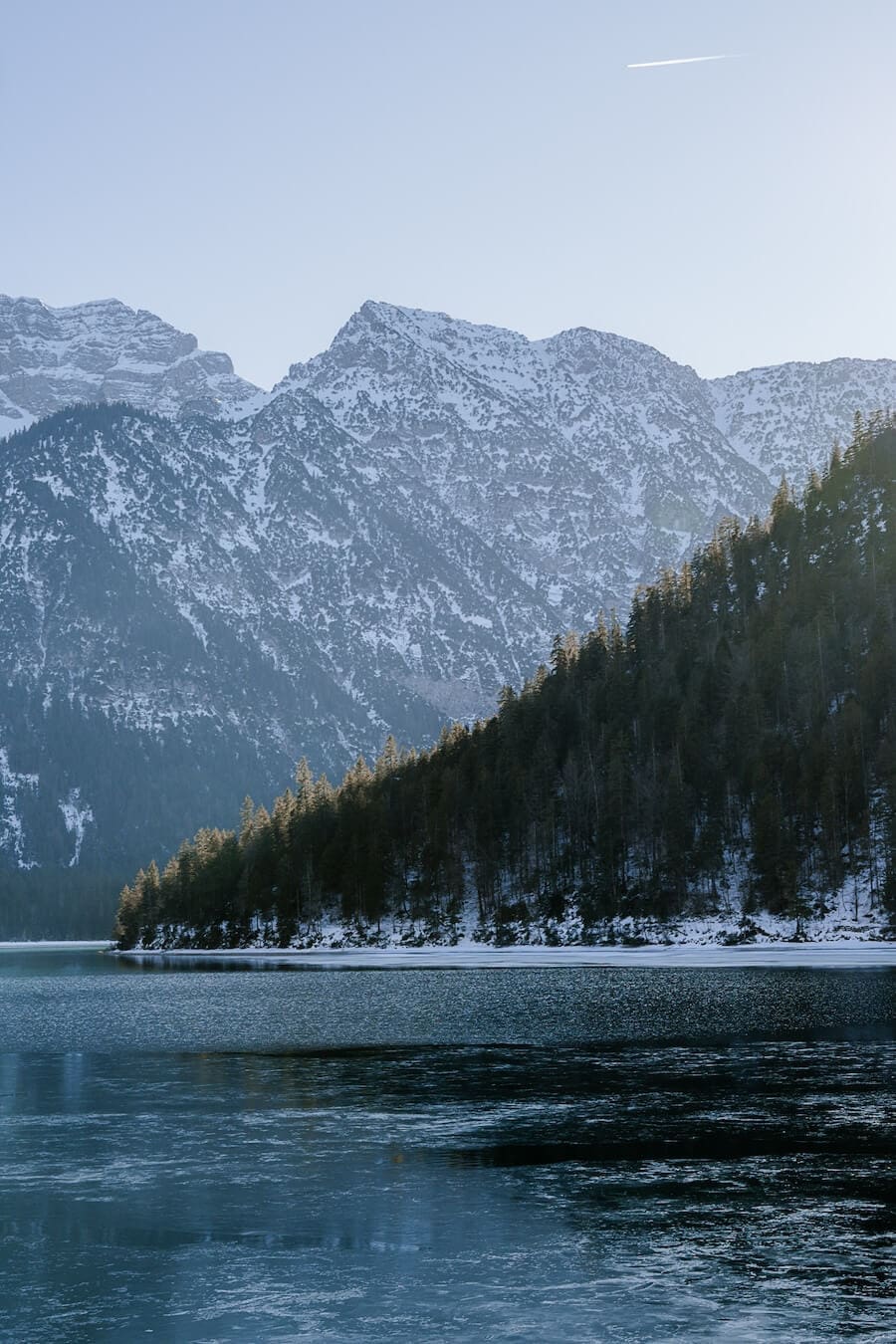2025-Plansee-Lisa-Feucht-Abenteuermomente-17 Blick am Plansee auf die schneebedeckten Gipfel