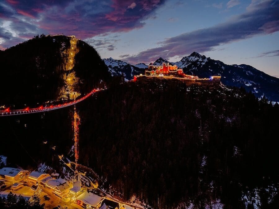 2025-Reutte-Lumagica-Lisa-Feucht-Abenteuermomente-13 Blick auf die beleuchtete Highline 179 und Burg Ehrenberg