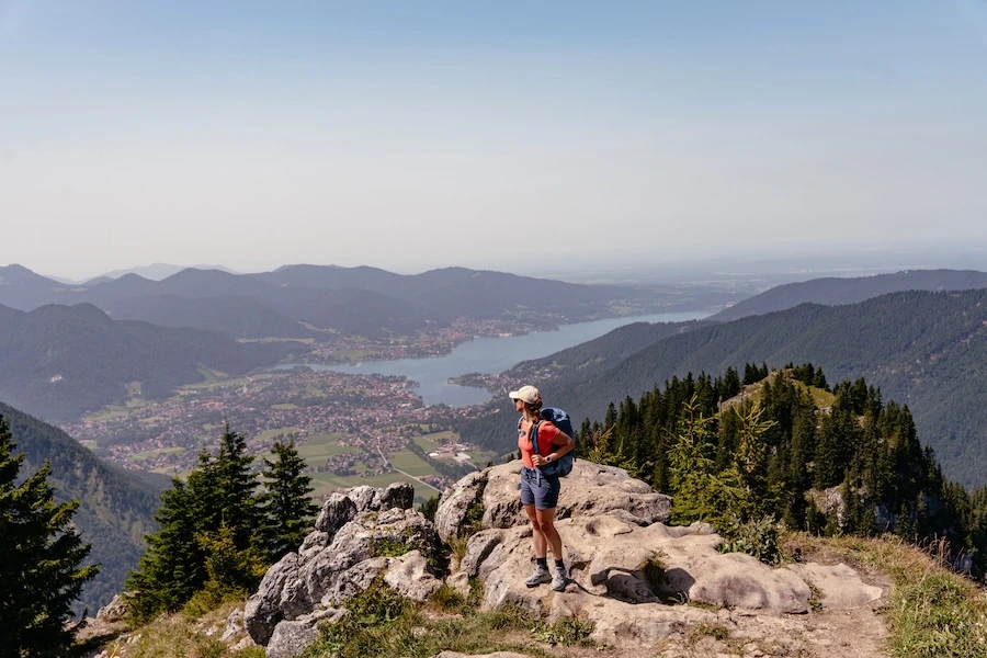 2025-08-12-Schliersee-Spitzingsee-Bodenschneid43 Ausblick von der Bodenschneid auf den Tegernsee