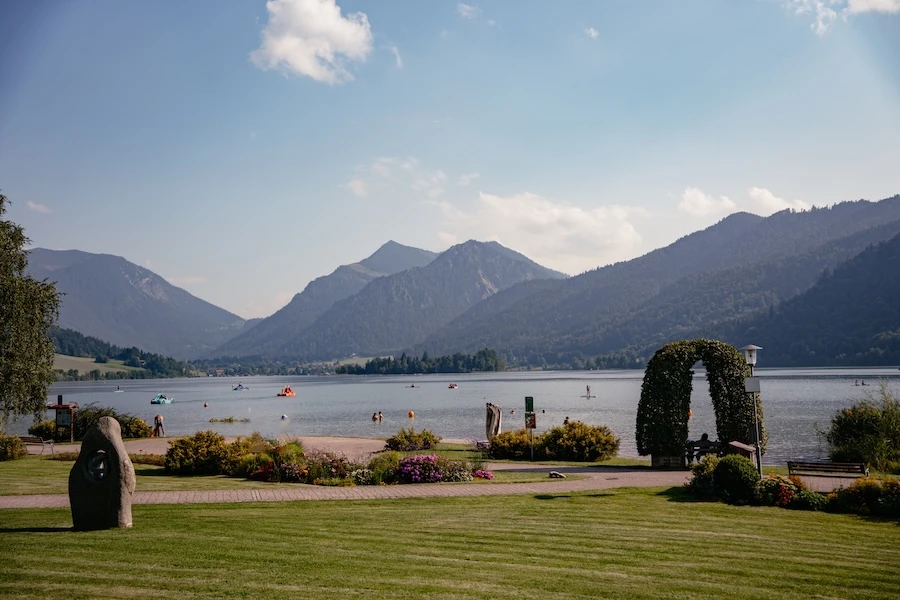 2025-08-12-Tegernsee-Schliersee16 Blick vom Kurpark auf den Schliersee