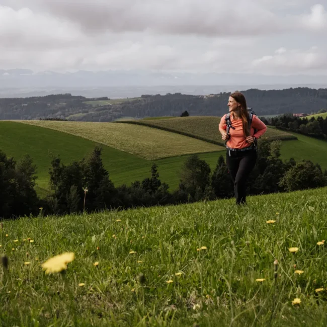 Wandern zwischen sanften Hügeln und tiefen Schluchten