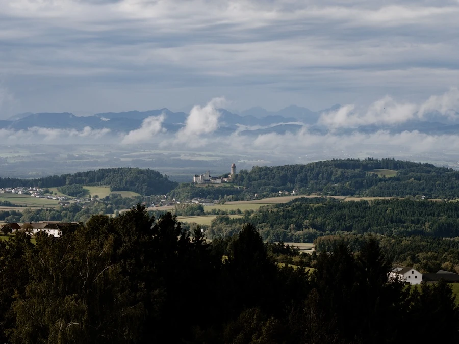 2025-09-12-Stilles-Tal23 Ausblick auf Burg Klamm mit den Alpen im Hintergrund
