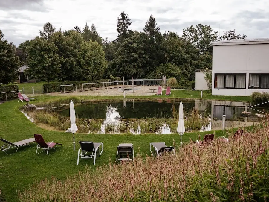 2025-09-12-Stilles-Tal8 Blick auf den Teich im Kurgarten