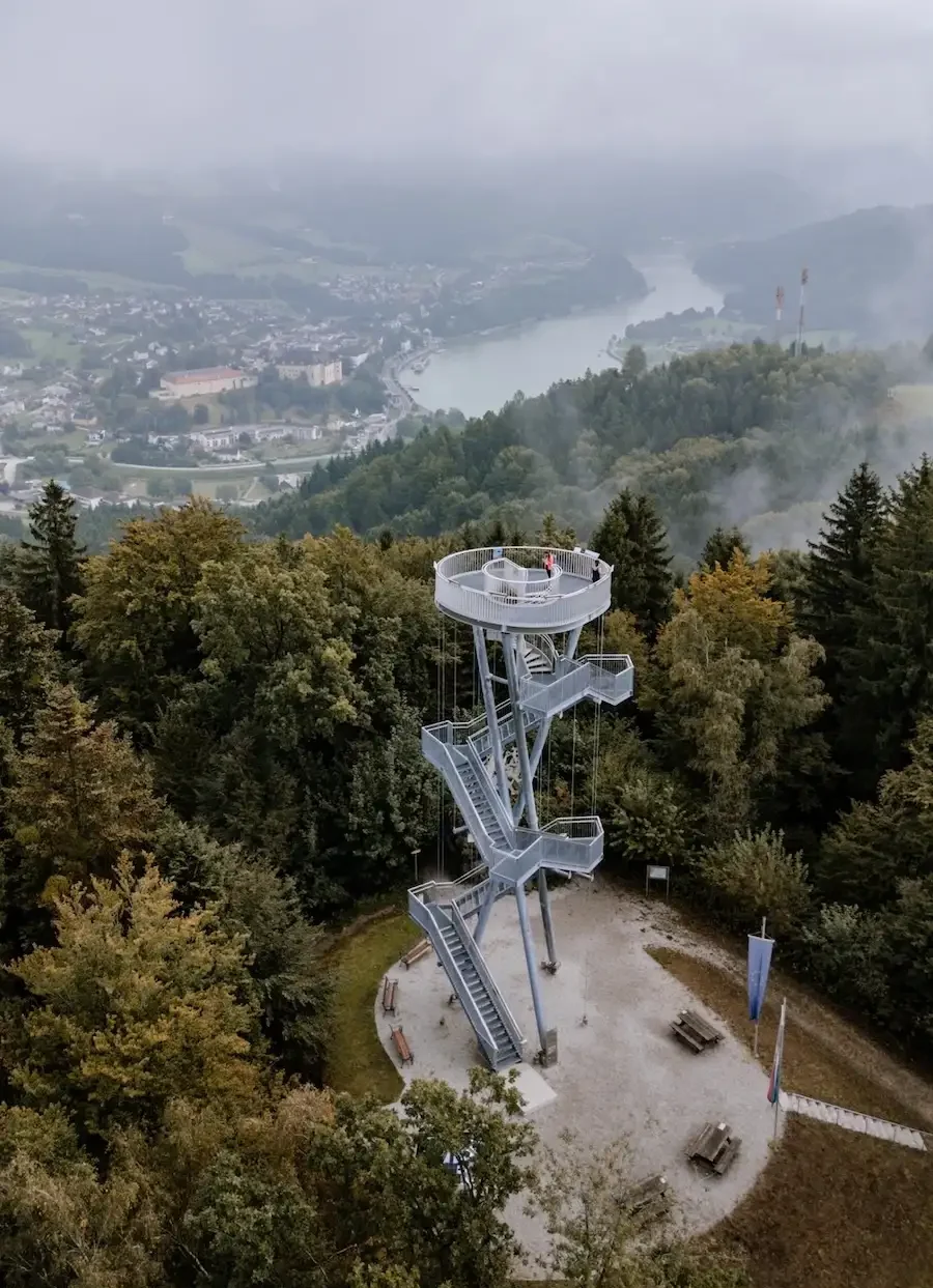 DJI_20250911093908_0142_D Blick über die Donau vom Aussichtsturm Gobelwarte