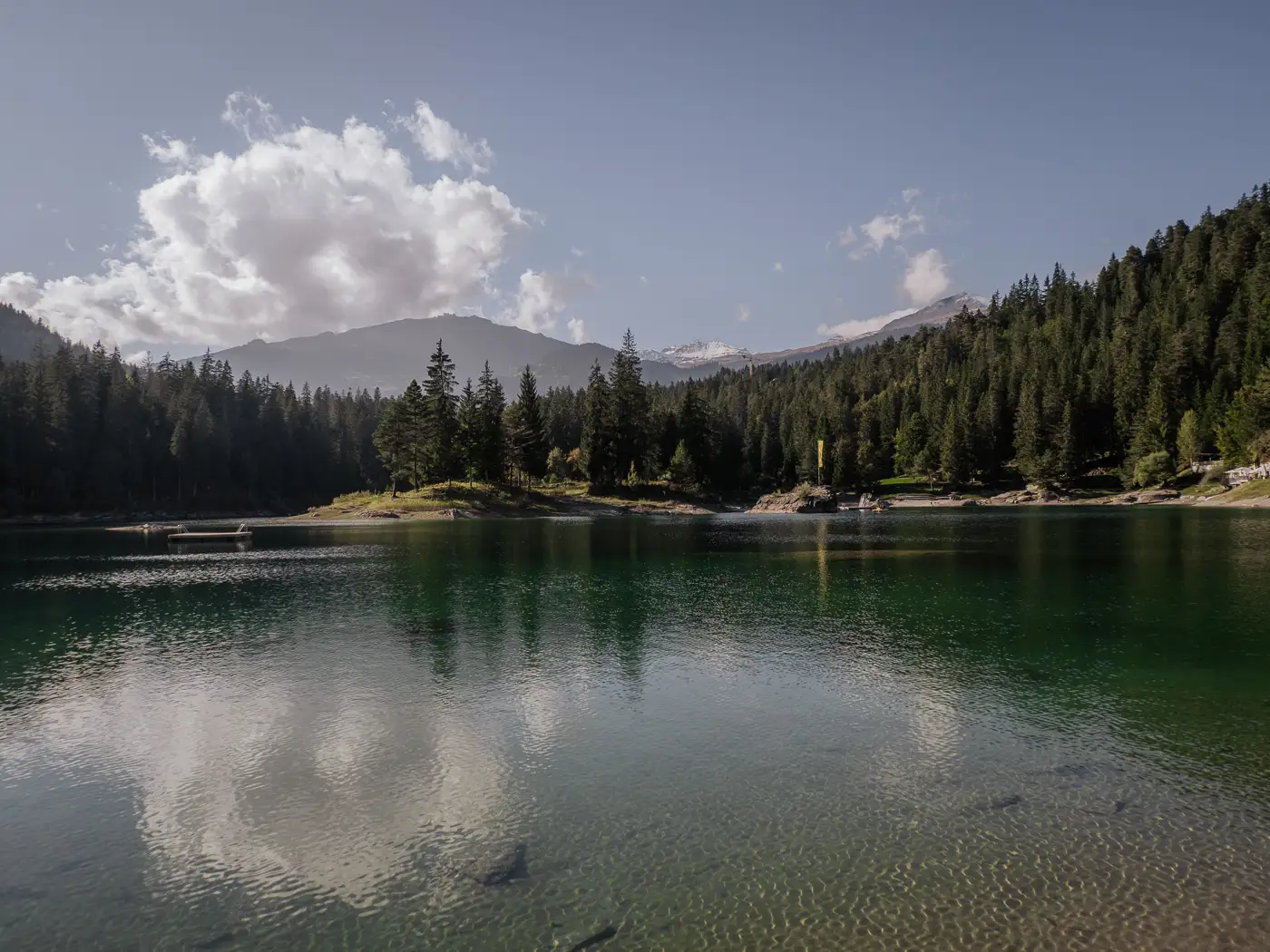 2025-09-29-Chaumasee-Cestasee-Rheinschlucht126 Tiefblauer Caumasee