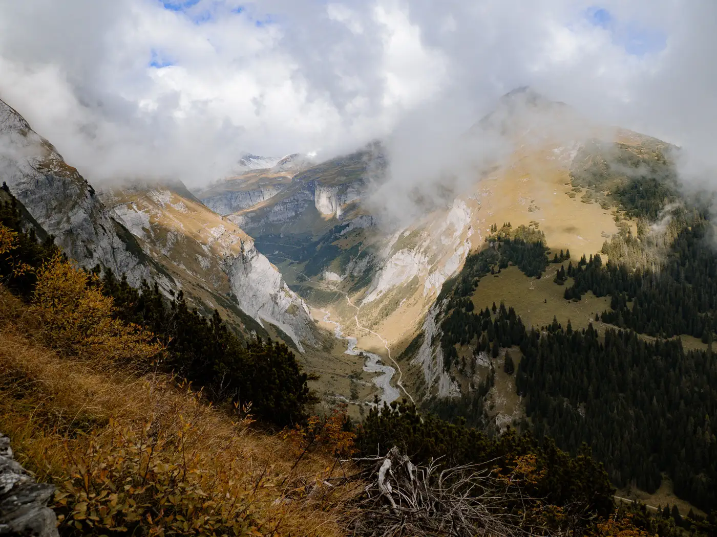 2025-10-01-Pinut-Klettersteig113 Blick hinunter ins Bargistal