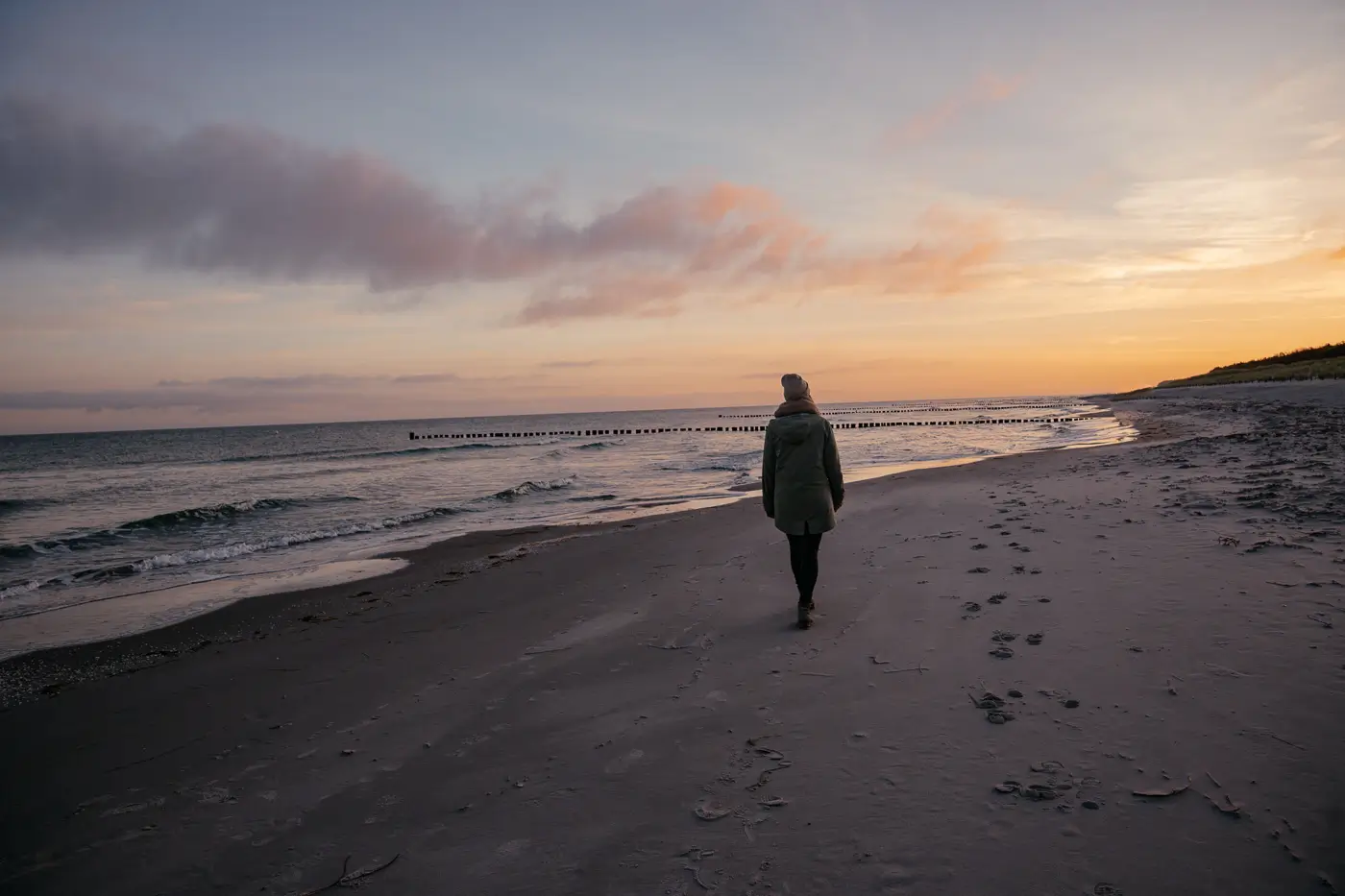 Spaziergang bei Sonnenaufgang am Strand
