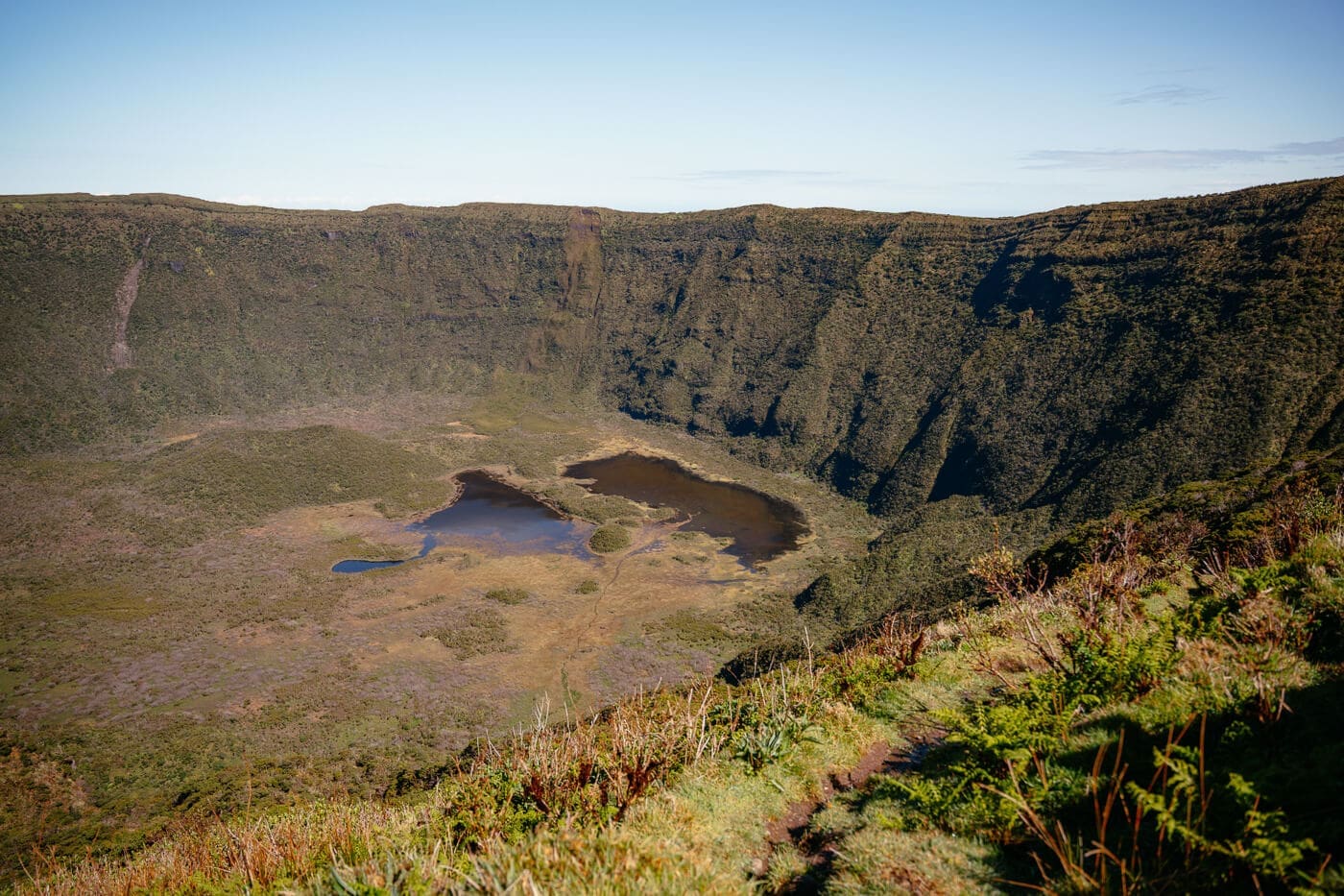 2026-Azoren-Faial-Vulkanwanderung18 Blick über den Kraterrand